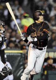 ３回巨人無死一、二塁、高橋由が右前に先制適時打を放つ（共同）