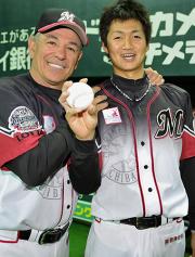 プロ初登板で勝利を挙げ、バレンタイン監督から祝福される唐川（共同）
