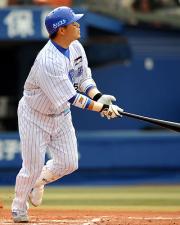 【横浜－広島】６回、村田は左越え２点本塁打を放つ（撮影・山崎哲司）