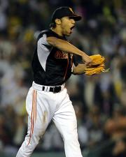 【阪神-巨人】9回、同点を許したクルーンは悔しがる(撮影・宇治久裕)