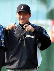 サングラスを外し笑顔を見せる多田野(撮影・長島一浩)