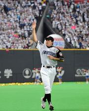ファンの声援に手を振って応える初先発初勝利の多田野(撮影・下田雄一)