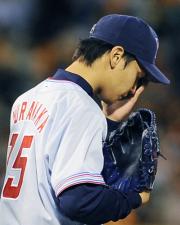 ９回、巨人大道に２点二塁打を打たれ、顔を覆うヤクルト・村中（共同）
