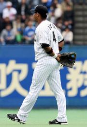 【ロッテ－西武】打球にグラブを投げたオーティズ（撮影・神戸崇利）