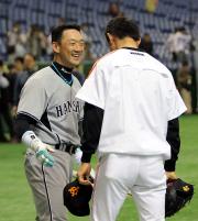 前日の頭部死球をわびる木佐貫を笑顔で迎えた金本(撮影・宮崎幸一)