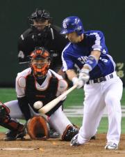 【巨人-中日】5回、和田は2点適時打を放つ(撮影・下田雄一)