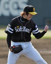 【日本ハム-ソフトB】完封勝利の杉内はガッツポーズ(撮影・梅根麻紀)