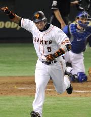 【巨-中】8回、勝ち越し打を放ちガッツポーズするラミレス(共同)