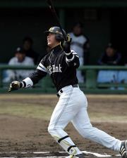 【日本ハム－ソフトＢ】４回、ソロ本塁打を放つ小久保（撮影・梅根麻紀）