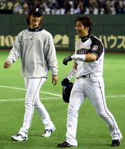 【日本ハム-ロッテ】殊勲の高橋(右)とダルビッシュ(撮影・黒川智章)