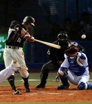 【横浜－巨人】８回、阿部は、左前に決勝適時打を放つ（撮影・山崎哲司）