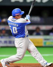 【西武-ソフトB】西武中村が左越えに勝ち越し本塁打を放つ(共同)