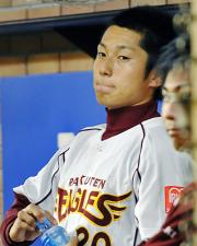 【楽天－オリックス】ベンチでホッとした表情見せる楽天長谷部（共同）
