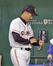 【巨人-広島】うつむきながら引き揚げる原監督(撮影・中村誠慈)
