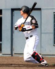 ５回、８試合ぶりの一発を放った中田（撮影・本間翼）