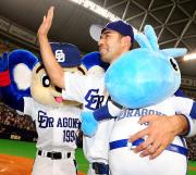 【中日-横浜】お立ち台で手を振る和田(撮影・清水貴仁)