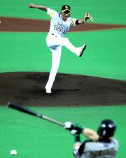 【ソフトＢ－日本ハム】始球式で森本と勝負する新庄氏（撮影・黒川智章）