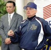 記者会見するオリックスのコリンズ監督(右)と中村球団本部長(共同)