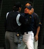 今年5月、ローズの退場で球審に抗議するコリンズ監督(撮影・山崎哲司)