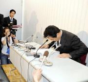 薬物違反問題の記者会見で、謝罪する巨人・清武英利球団代表(共同)