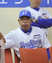 ベンチで渋い表情の横浜・大矢監督(共同)
