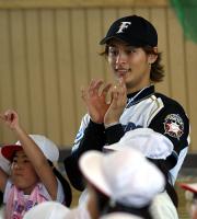 子どもたちと交流し笑顔を見せるダルビッシュ（撮影・村上秀明）