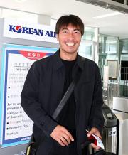 韓国プロ野球への移籍のため出発する高津(撮影・浅見桂子)