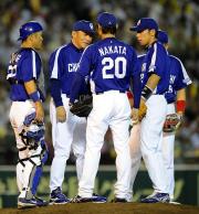 【阪神－中日】中田に交代を告げる落合監督（撮影・河南真一）