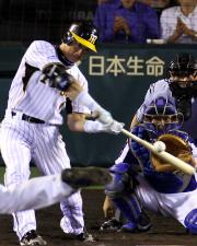【阪神-中日】6回、右越え本塁打を放つ金本知憲(撮影・上田博志)