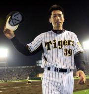 【阪神－中日】ファンの声援に応える矢野（撮影・宮崎幸一）