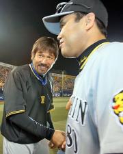 ８勝目を挙げた下柳（左）は岡田監督と笑顔で握手（撮影・田崎高広）
