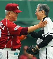 始球式を行った豊田氏（右）を激励する楽天野村監督（撮影・中島郁夫）