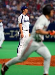 【中日－巨人】小笠原（手前）に満塁弾を浴びた吉見（撮影・清水貴仁）