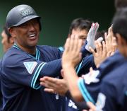 清原は中越えソロ本塁打を放ち笑顔でハイタッチ(撮影・藤尾明華)