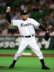【ソフトＢ－西武】始球式を務めた西村貞朗氏（撮影・藤尾明華）