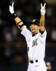 【ロッテ-オリックス】サヨナラ打の福浦はバンザイ(撮影・柴田隆二)