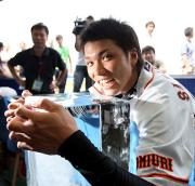 【横浜-巨人】ベンチ内の氷柱に抱きつく坂本(撮影・宇治久裕)