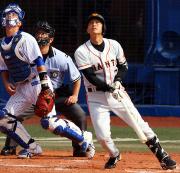 【横浜-巨人】4回、右飛に倒れる二岡(撮影・中島郁夫)