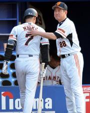 【横浜－巨人】６回、二岡に代わり代打を送る原監督（撮影・為田聡史）