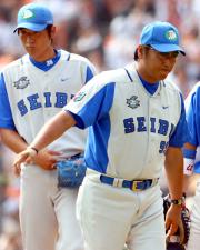 【ロッテ－西武】渡辺監督（右）が連打浴びる岩崎を激励（撮影・鈴木豊）