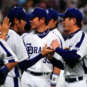 【中日-阪神】岩瀬が中田にウイニングボールを渡す(撮影・清水貴仁)