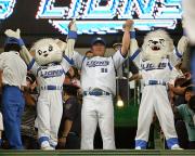 勝ち越し本塁打を放ちファンと喜び合う西武の中村（撮影・鹿野芳博）
