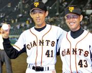 【阪神－巨人】木佐貫（左）と鶴岡は笑顔で２ショット（撮影・栗山尚久）