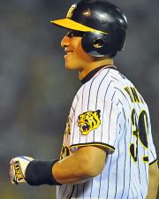 【阪神－巨人】矢野は適時打を放ち一塁でガッツポーズ（撮影・加藤仁）