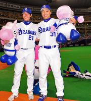 【中日-広島】お立ち台のチェン(左)と森野将彦(撮影・清水貴仁)