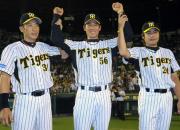 【阪神－巨人】お立ち台で右から江草、阿部、矢野（撮影・加藤仁）