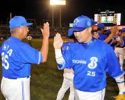 【ヤクルト-横浜】大矢監督(左)とタッチする村田(撮影・山崎哲司)