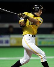 【ソフトバンク-オリックス】5回、3ランを放つ川崎(撮影・梅根麻紀)