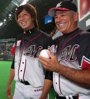 【日本ハム－ロッテ】プロ初勝利の大嶺（左）（撮影・長島一浩）