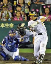【阪神-中日】5回裏2死、関本は満塁本塁打を放つ(撮影・宮崎幸一)